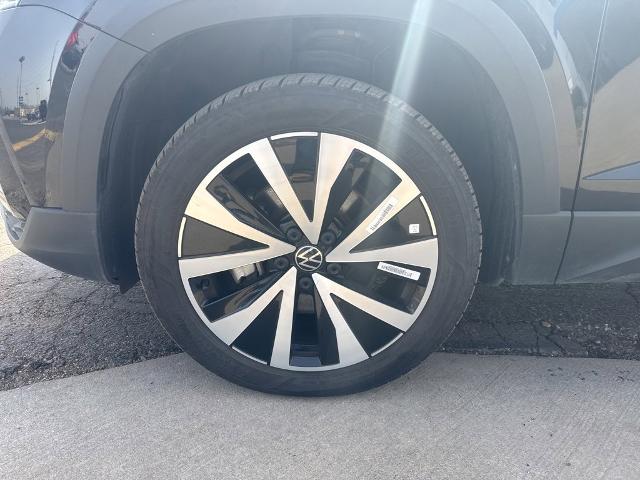 2024 Volkswagen Taos Vehicle Photo in MANHATTAN, KS 66502-5036