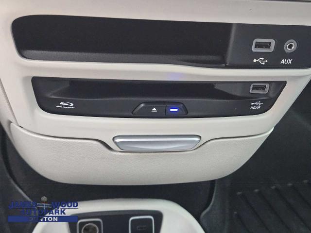 2017 Chrysler Pacifica Vehicle Photo in DENTON, TX 76210-9321