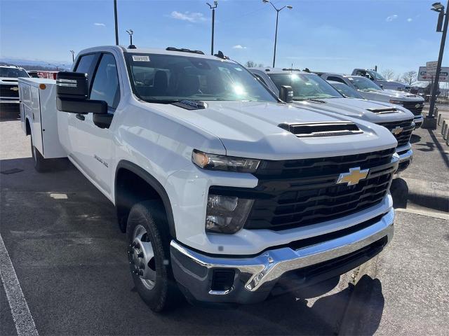 2024 Chevrolet Silverado 3500 HD Chassis Cab Vehicle Photo in ALCOA, TN 37701-3235