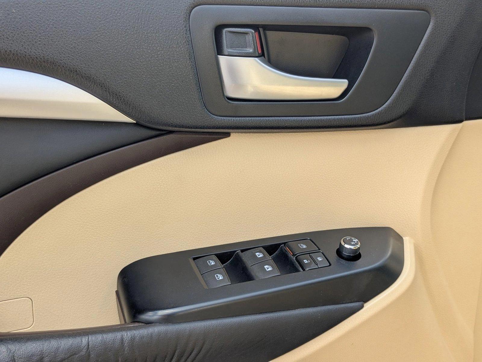 2015 Toyota Highlander Vehicle Photo in St. Petersburg, FL 33713