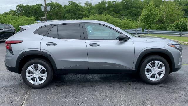 2024 Chevrolet Trax Vehicle Photo in MOON TOWNSHIP, PA 15108-2571