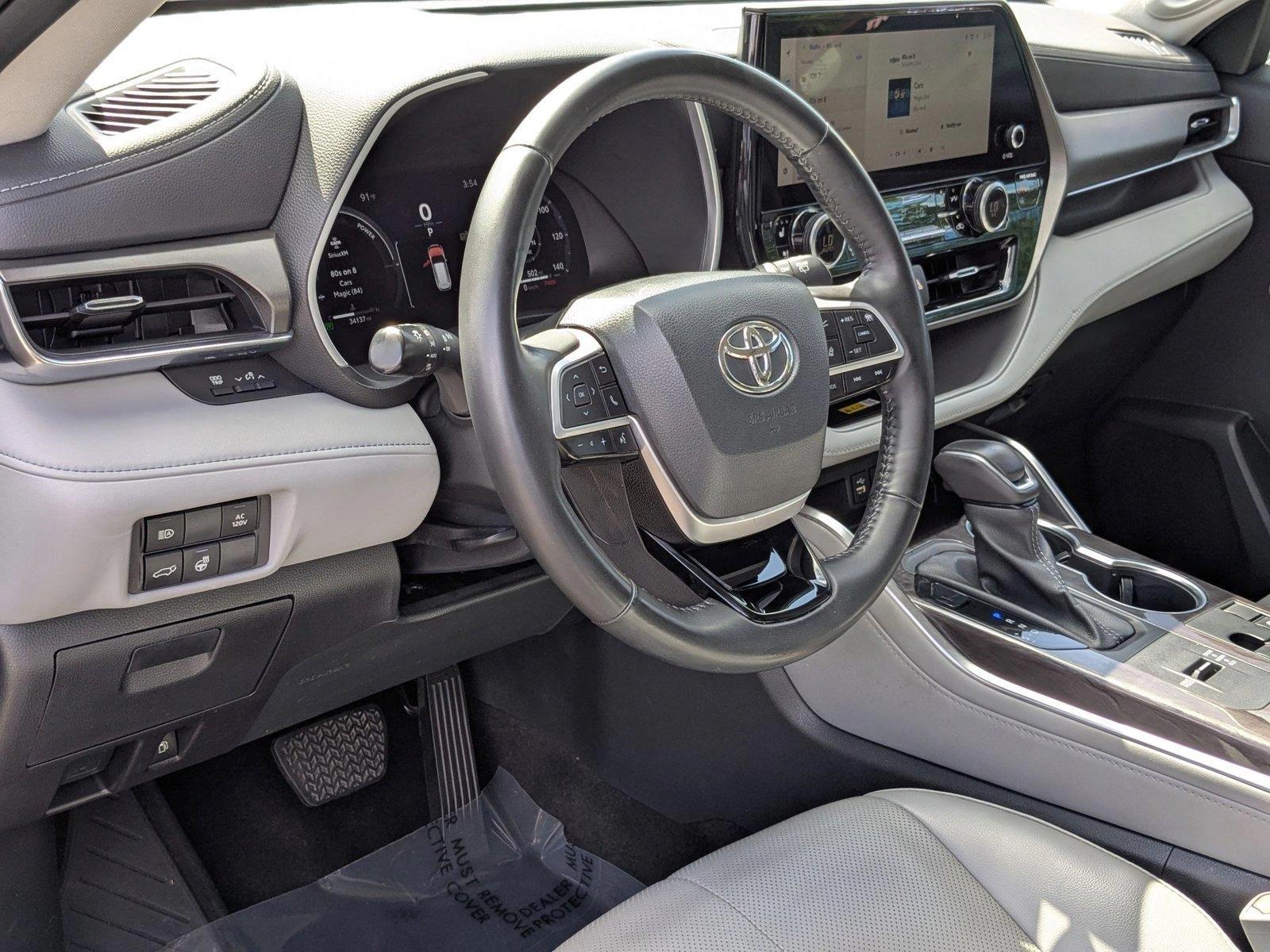 2023 Toyota Highlander Vehicle Photo in Miami, FL 33015