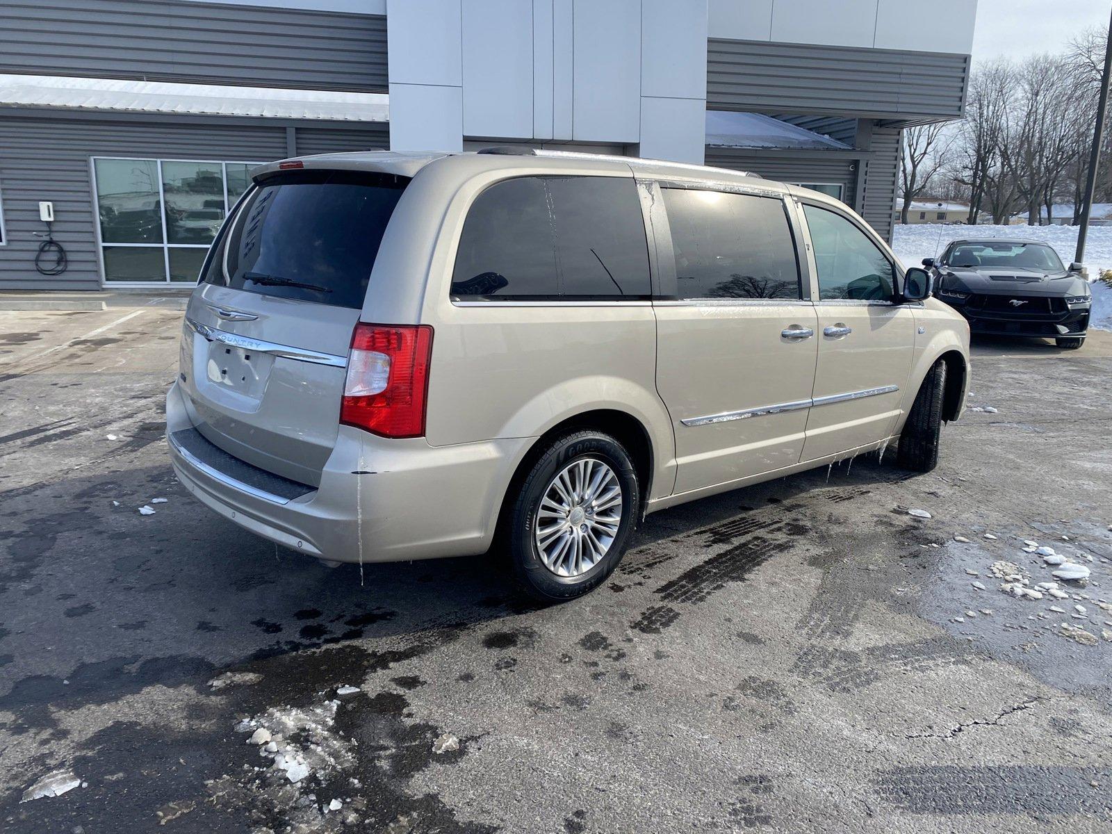 Used 2014 Chrysler Town & Country Touring-L with VIN 2C4RC1CG2ER192371 for sale in Kansas City