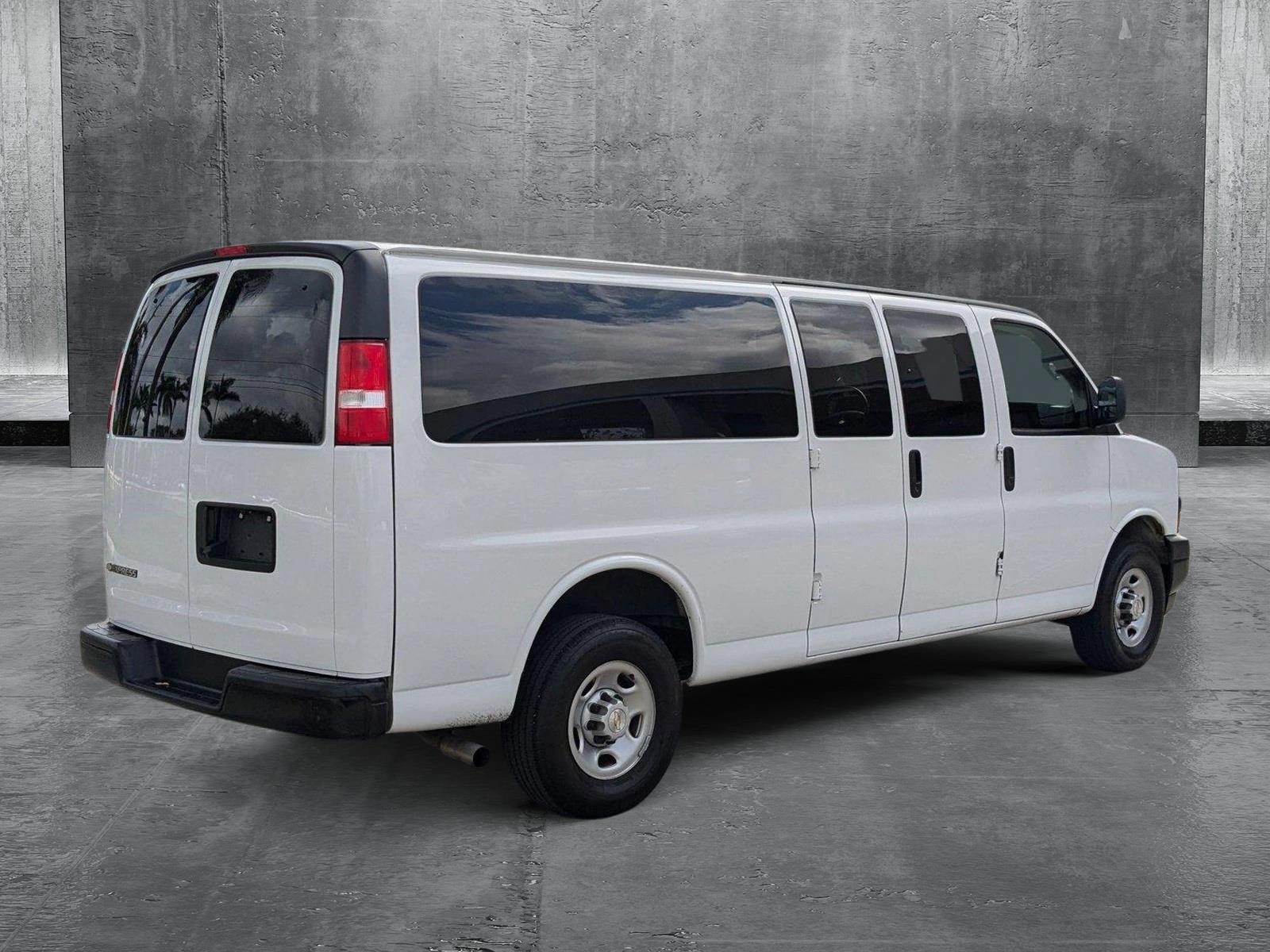 2023 Chevrolet Express Passenger 3500 Vehicle Photo in PEMBROKE PINES, FL 33024-6534