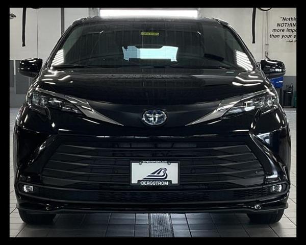 2025 Toyota Sienna Vehicle Photo in Oshkosh, WI 54904