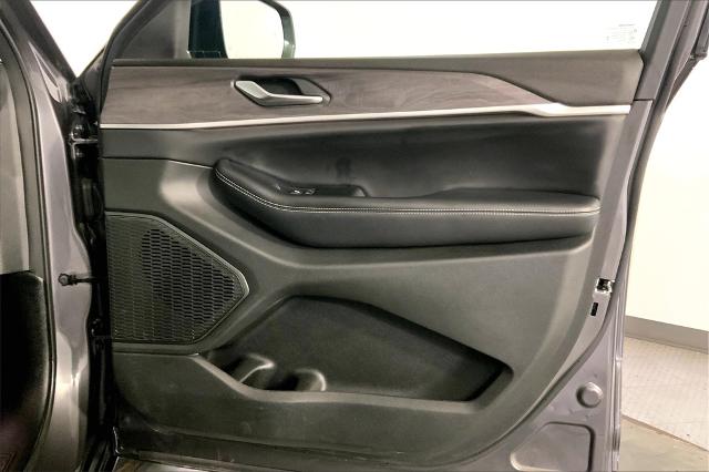 2023 Jeep Grand Cherokee L Vehicle Photo in Lees Summit, MO 64086