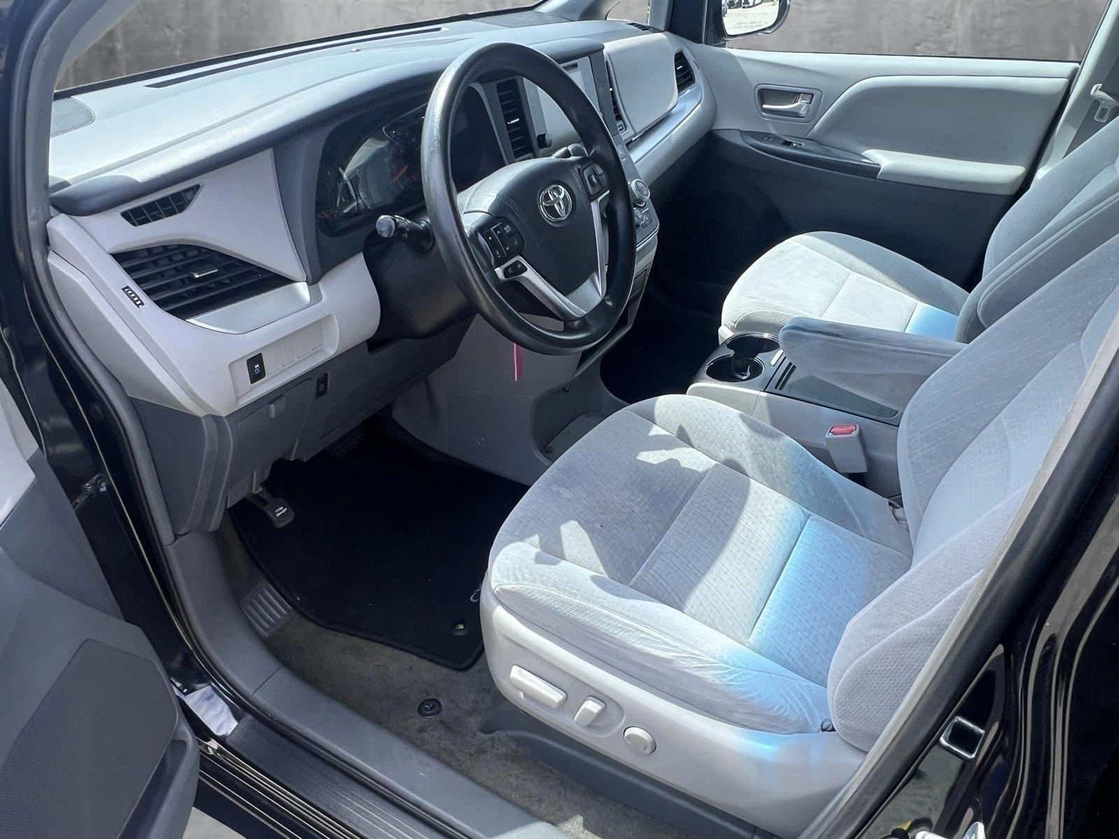 2015 Toyota Sienna Vehicle Photo in Santa Clarita, CA 91355