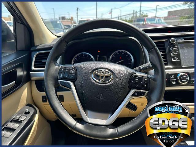 2019 Toyota Highlander Vehicle Photo in Roslyn, NY 11576