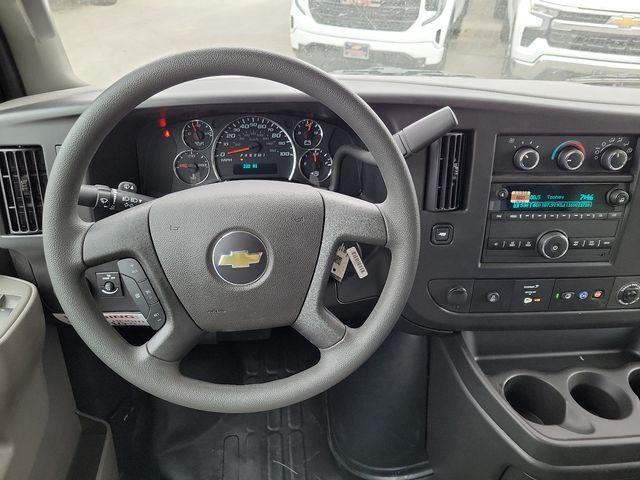 2024 Chevrolet Express Cutaway 3500 Vehicle Photo in DANBURY, CT 06810-5034