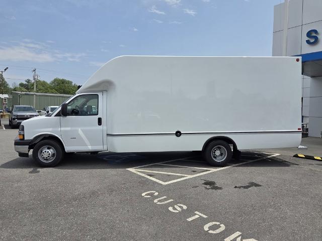 2025 Chevrolet Express Cutaway 3500 Vehicle Photo in GARDNER, MA 01440-3110