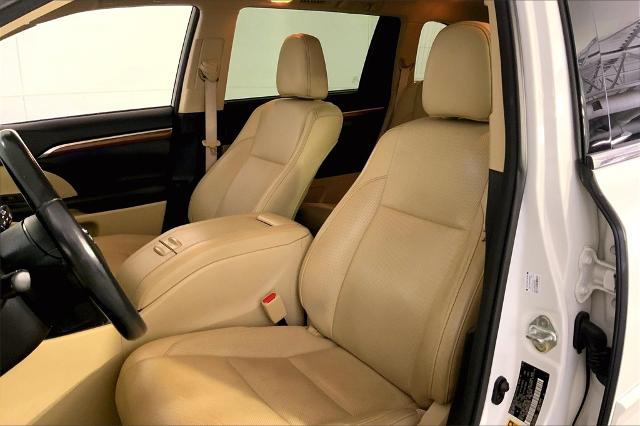 2017 Toyota Highlander Vehicle Photo in Lees Summit, MO 64086