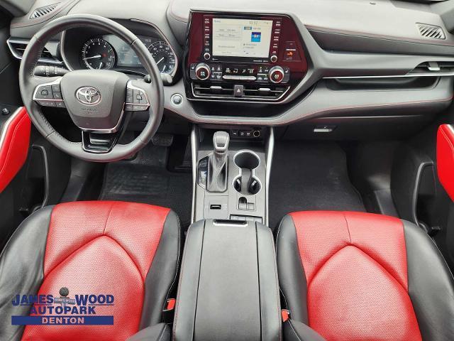 2021 Toyota Highlander Vehicle Photo in DENTON, TX 76210-9321