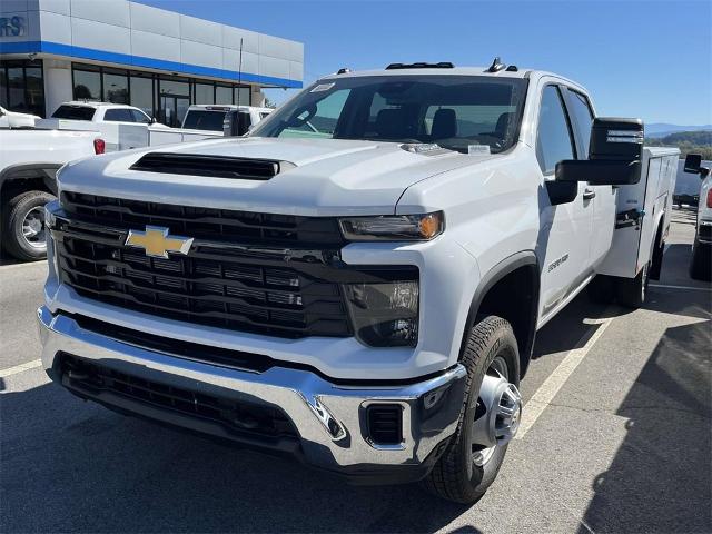 2024 Chevrolet Silverado 3500 HD Chassis Cab Vehicle Photo in ALCOA, TN 37701-3235