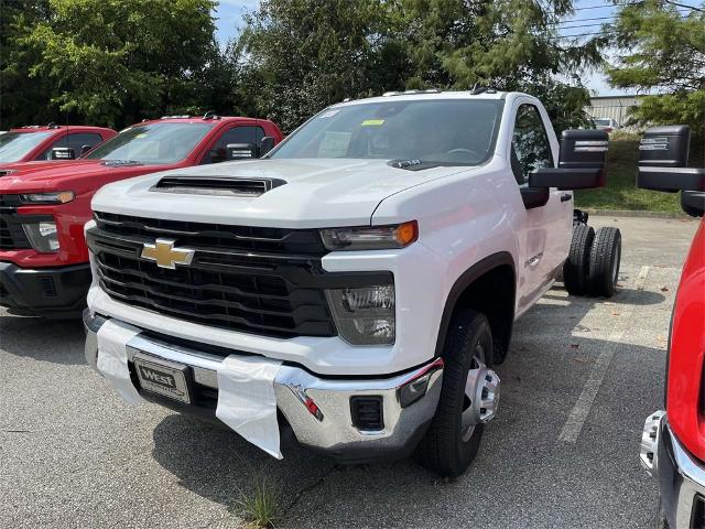 2024 Chevrolet Silverado 3500 HD Chassis Cab Vehicle Photo in ALCOA, TN 37701-3235