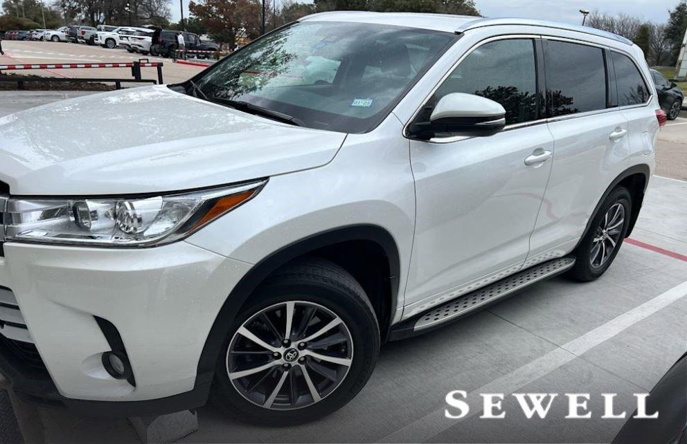 2017 Toyota Highlander Vehicle Photo in FORT WORTH, TX 76132