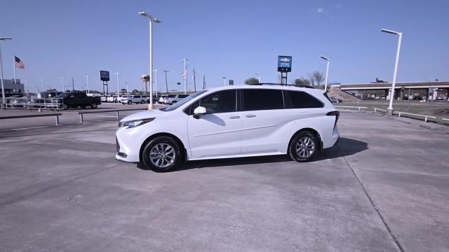 2022 Toyota Sienna Vehicle Photo in NEDERLAND, TX 77627-8017