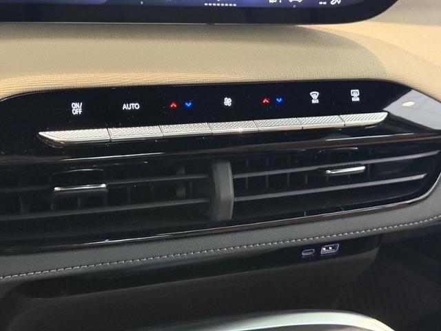2025 Buick Enclave Vehicle Photo in COLUMBIA, MO 65203-3903