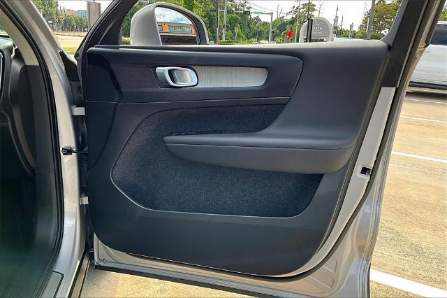 2025 Volvo XC40 Vehicle Photo in Houston, TX 77007