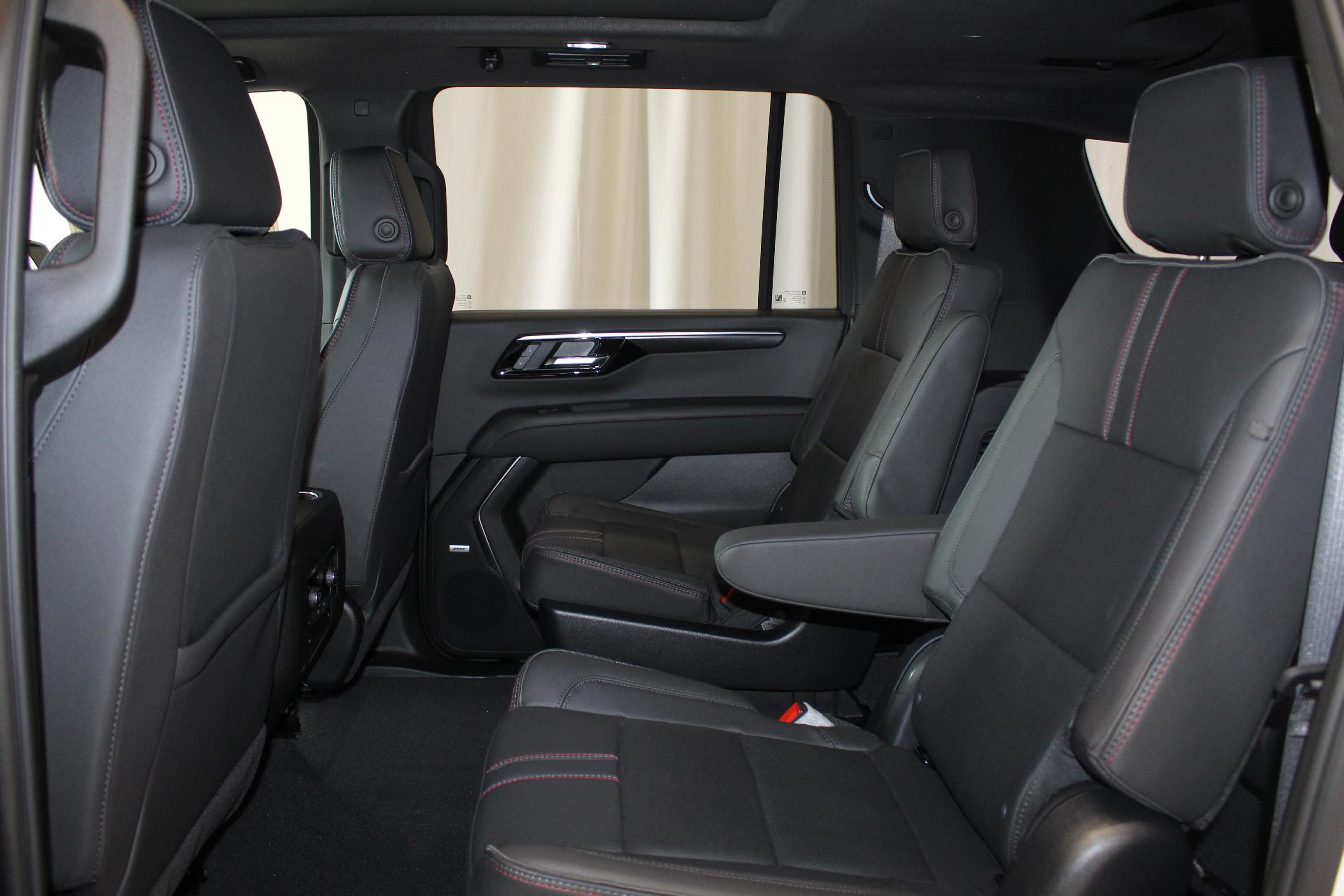 2025 Chevrolet Suburban Vehicle Photo in NORTHAMPTON, MA 01060-1120