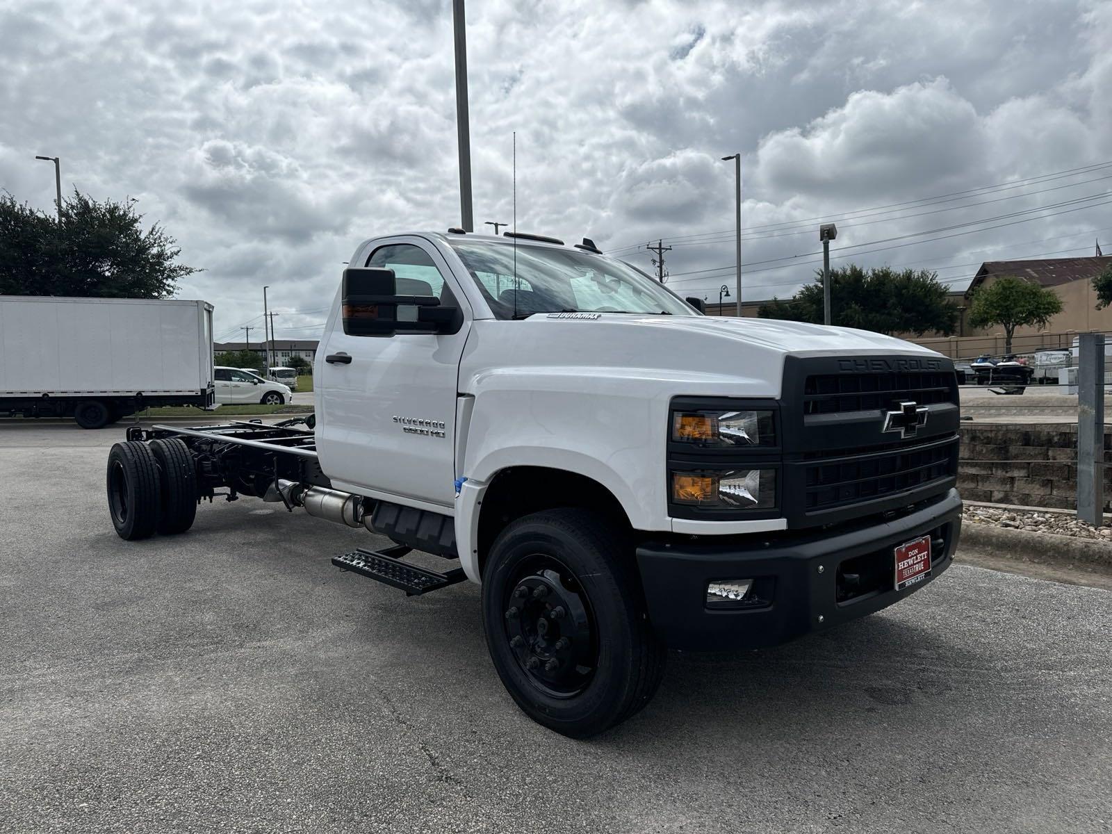 2024 Chevrolet Silverado 6500 HD Vehicle Photo in GEORGETOWN, TX 78626-7508