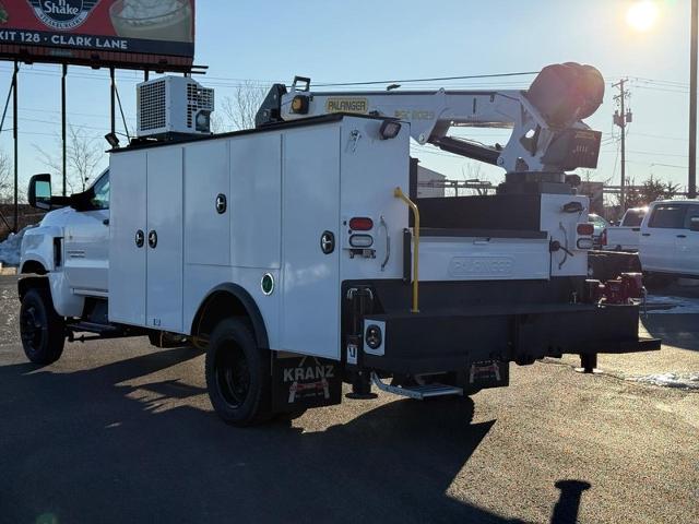 2023 Chevrolet Silverado 6500 HD Vehicle Photo in COLUMBIA, MO 65203-3903