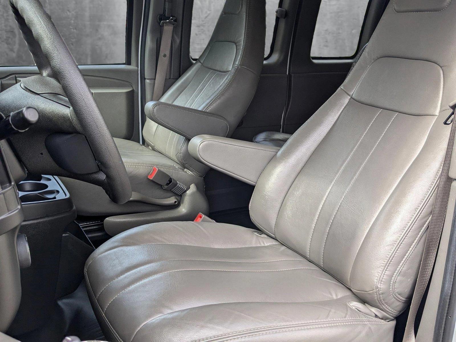 2023 Chevrolet Express Passenger 3500 Vehicle Photo in PEMBROKE PINES, FL 33024-6534