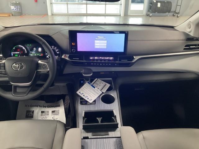 2025 Toyota Sienna Vehicle Photo in Oshkosh, WI 54904