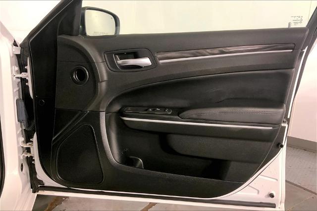 2022 Chrysler 300 Vehicle Photo in Kansas City, MO 64114