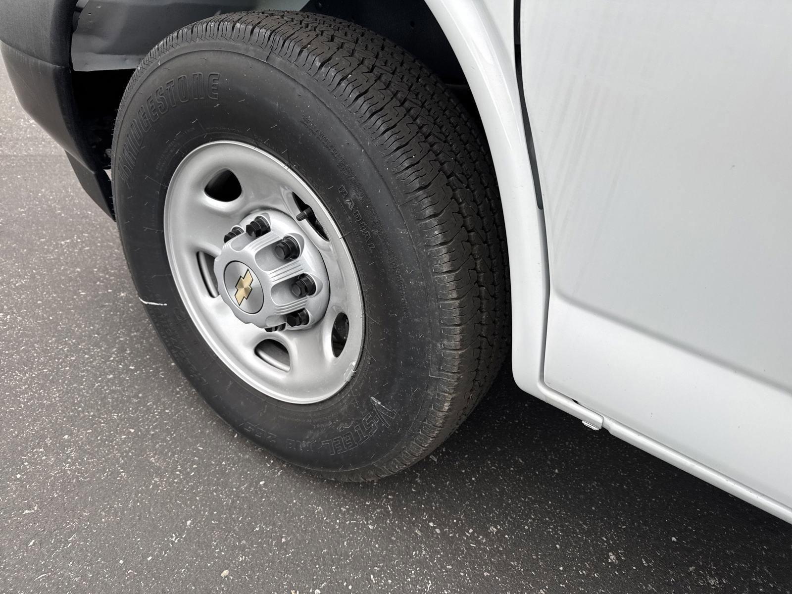 2024 Chevrolet Express Cargo 2500 Vehicle Photo in GEORGETOWN, TX 78626-7508