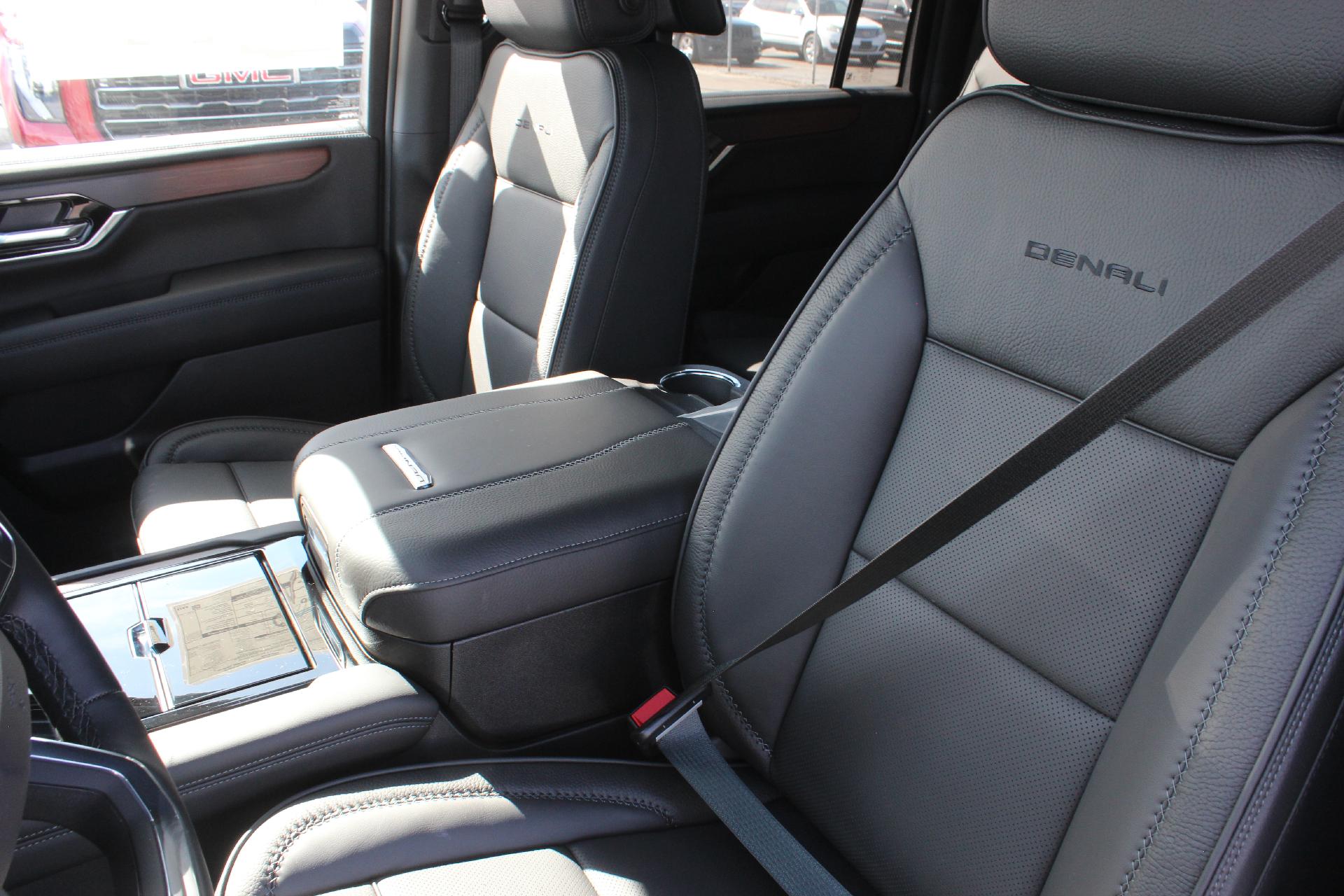 2025 GMC Yukon XL Vehicle Photo in AURORA, CO 80012-4011