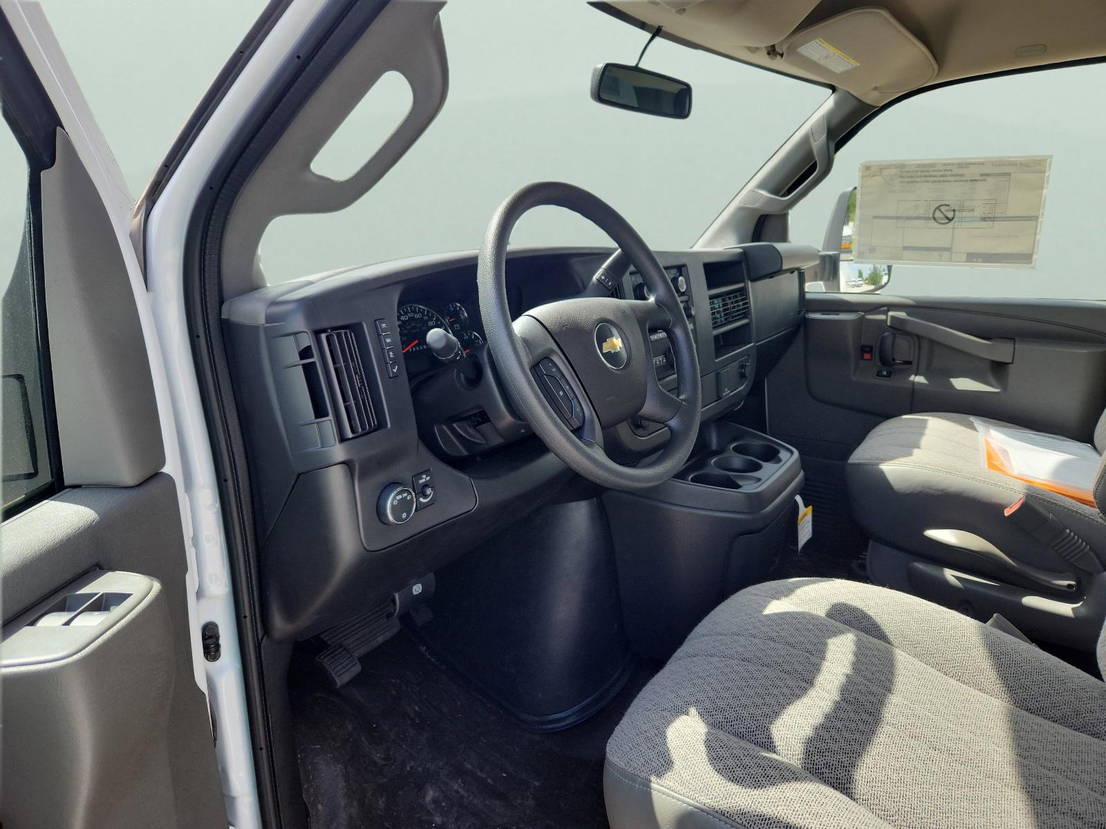 2025 Chevrolet Express Cutaway 3500 Vehicle Photo in GEORGETOWN, TX 78626-7508