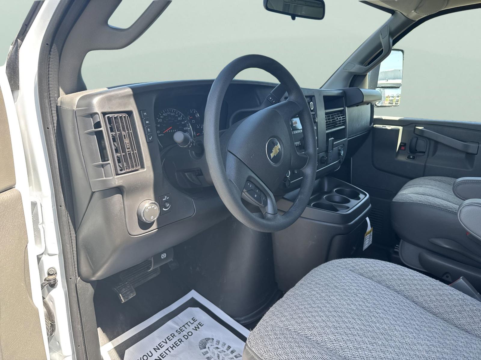 2025 Chevrolet Express Cutaway 3500 Vehicle Photo in GEORGETOWN, TX 78626-7508