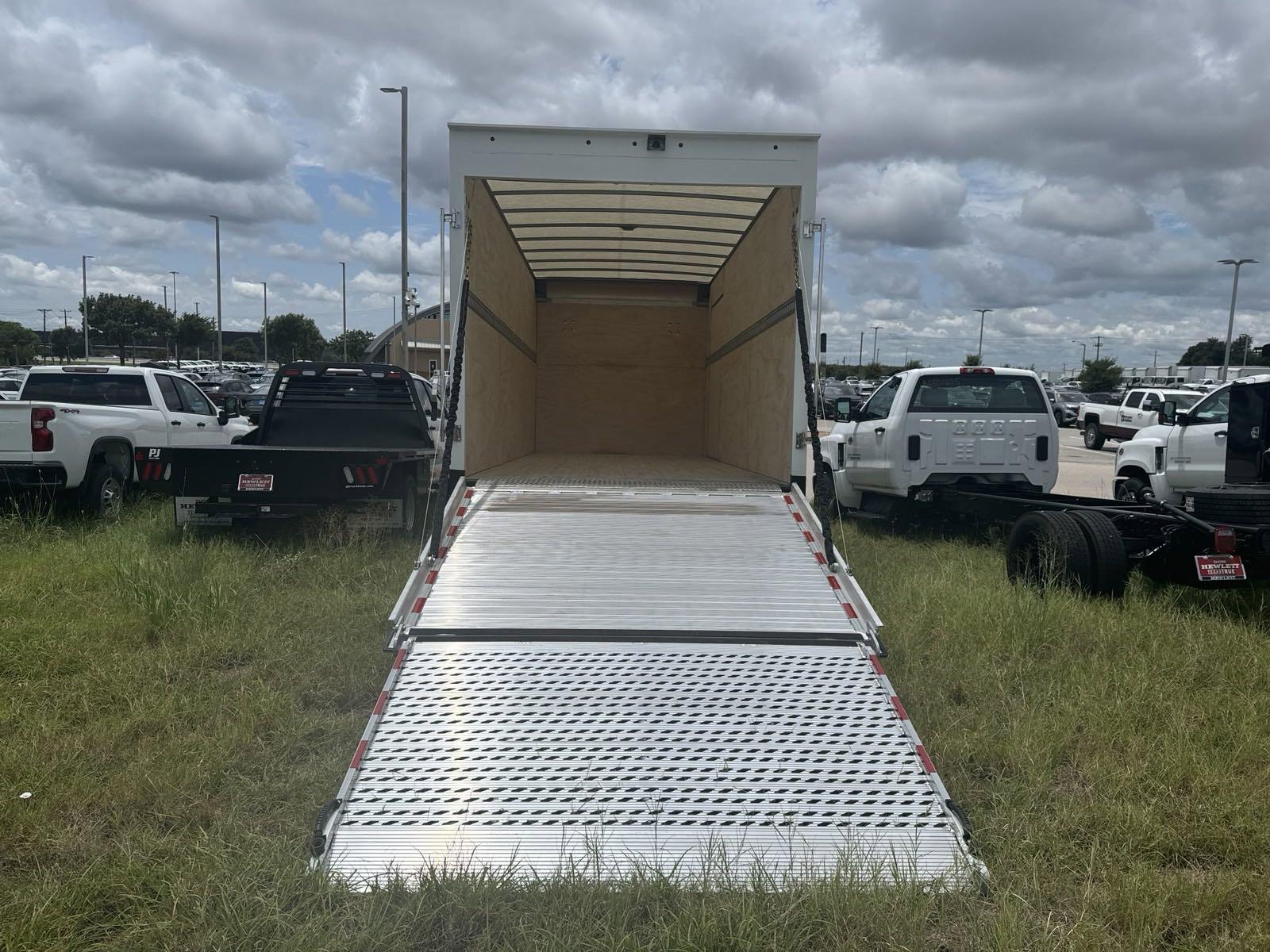2025 Chevrolet Low Cab Forward 5500 XG Vehicle Photo in GEORGETOWN, TX 78626-7508
