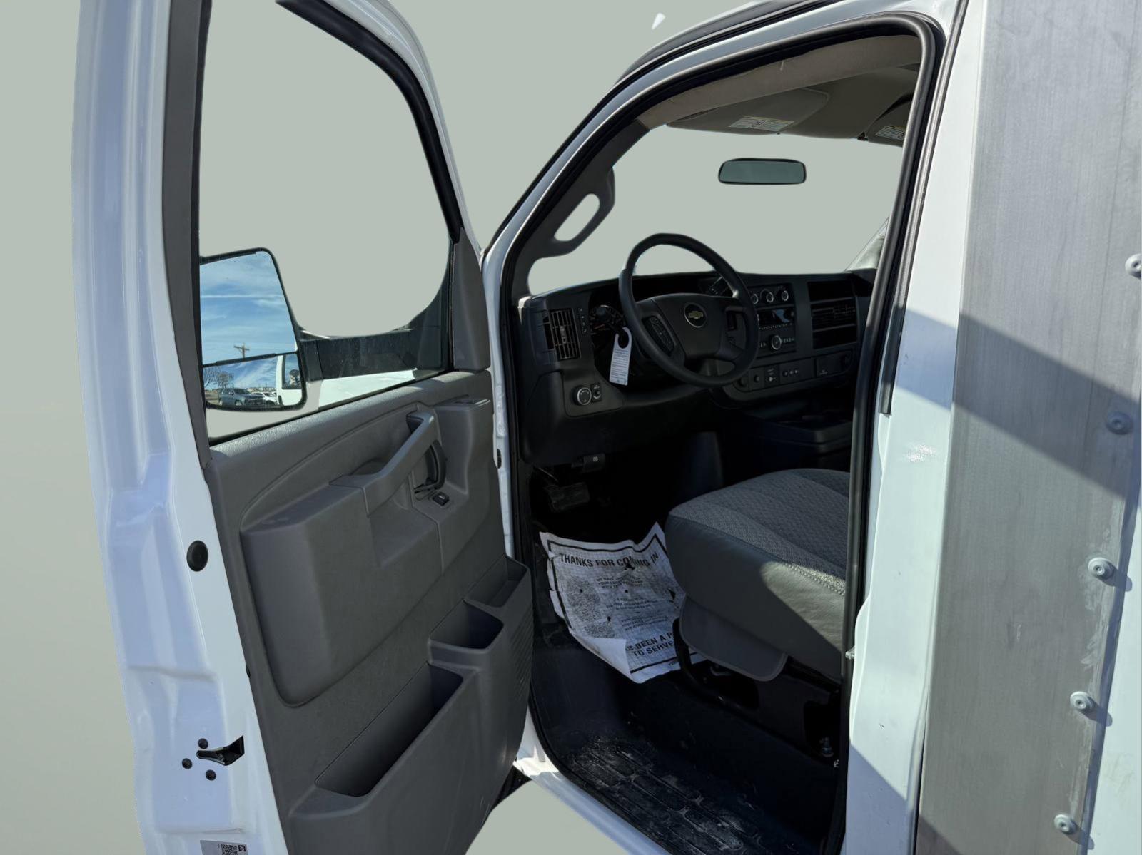 2024 Chevrolet Express Cutaway 3500 Vehicle Photo in GEORGETOWN, TX 78626-7508
