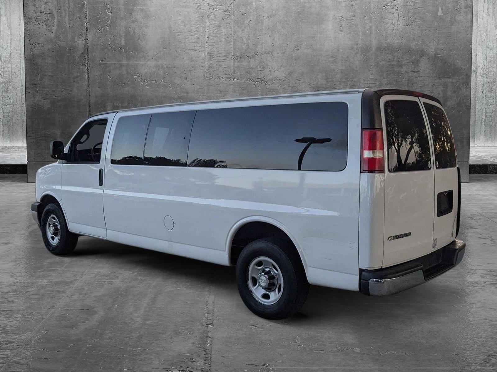 2019 Chevrolet Express Passenger Vehicle Photo in PEMBROKE PINES, FL 33024-6534