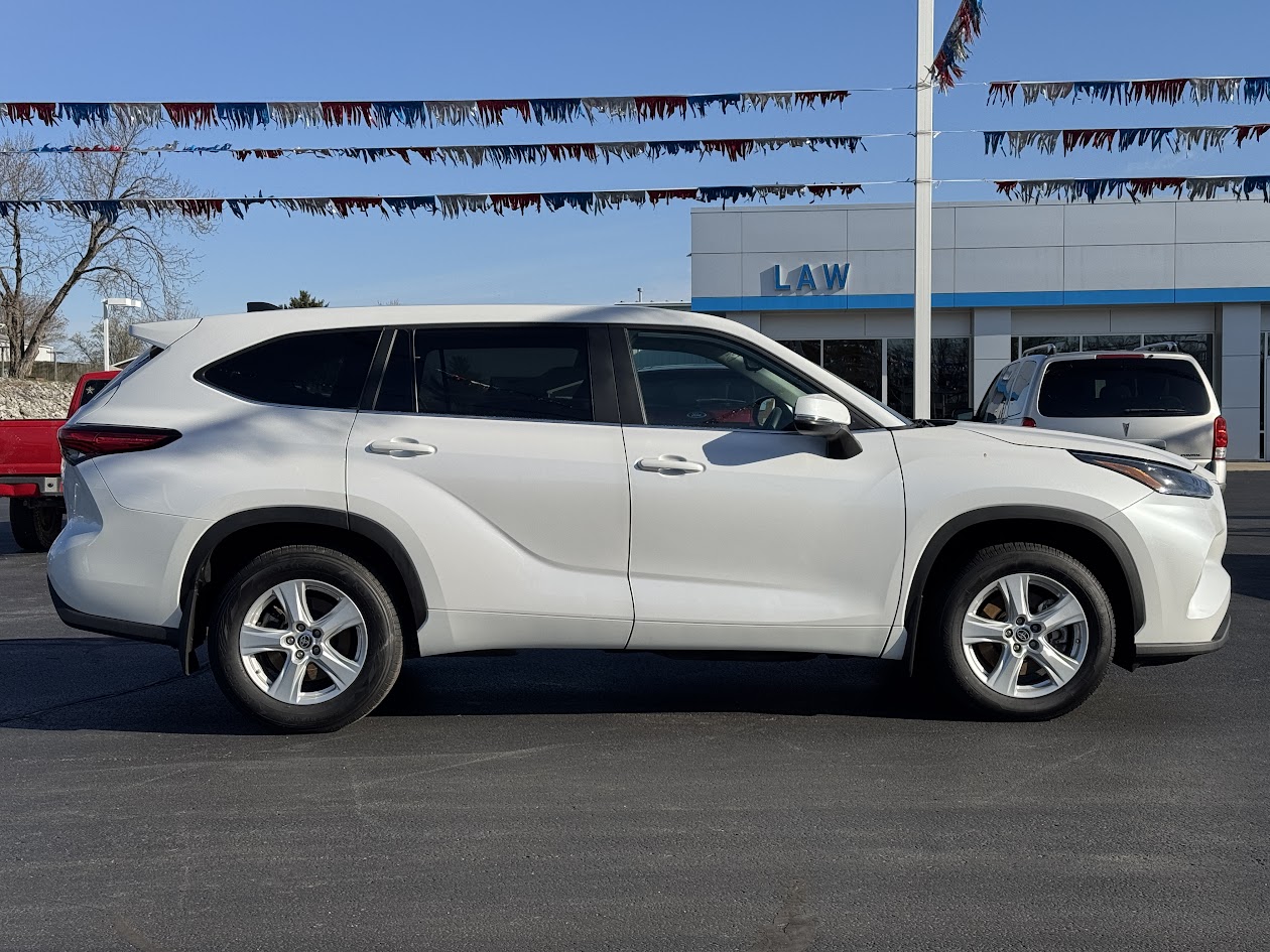 2023 Toyota Highlander Vehicle Photo in BOONVILLE, IN 47601-9633