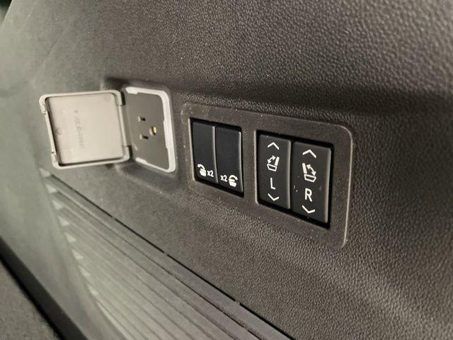 2025 Chevrolet Suburban Vehicle Photo in PHOENIX, AZ 85014-3381