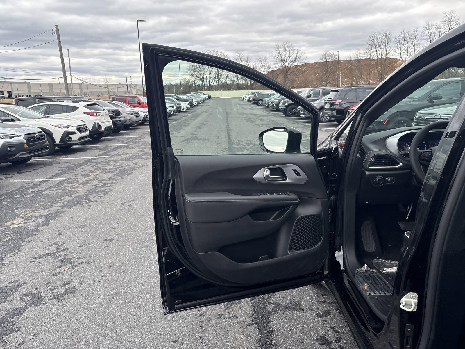 2025 Chrysler Pacifica Vehicle Photo in Mechanicsburg, PA 17050-1707