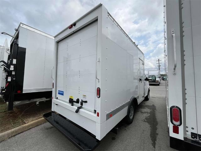 2024 Chevrolet Express Cutaway 3500 Vehicle Photo in ALCOA, TN 37701-3235