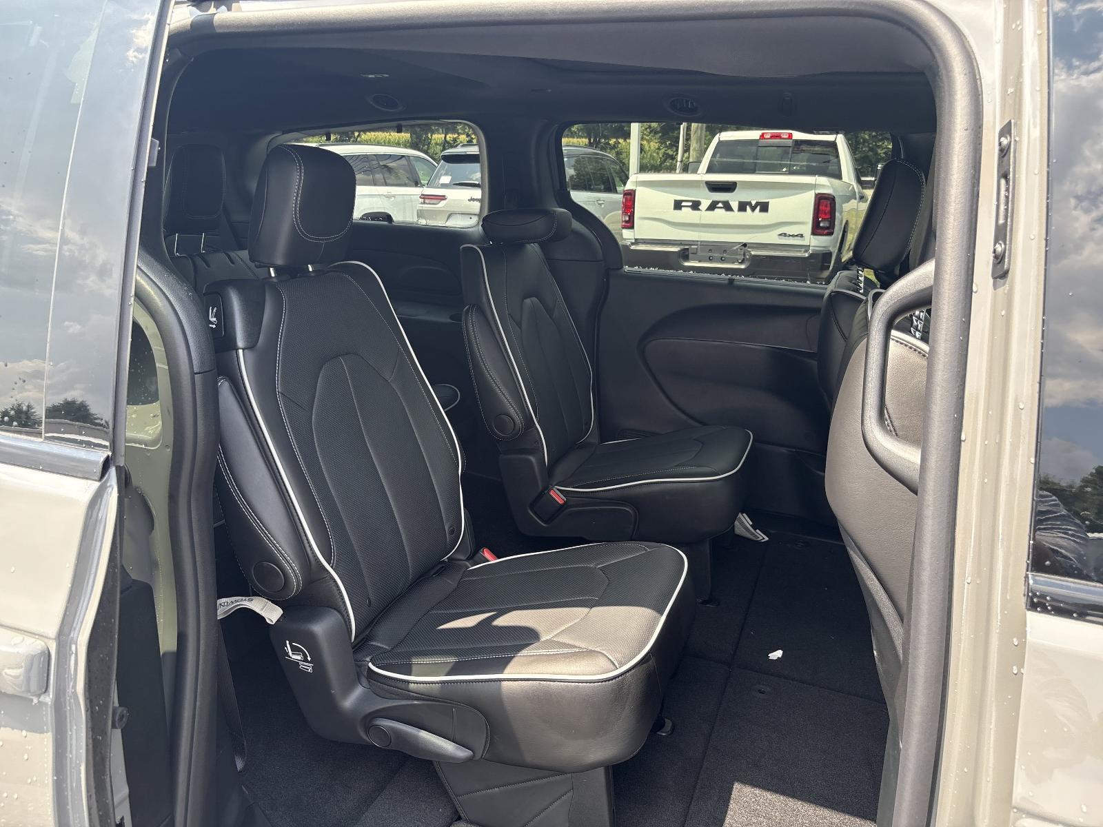 2025 Chrysler Pacifica Vehicle Photo in Mechanicsburg, PA 17050-1707