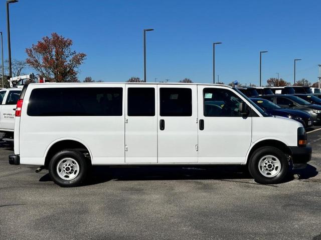 2023 GMC Savana Passenger Vehicle Photo in COLUMBIA, MO 65203-3903