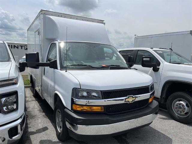 2024 Chevrolet Express Cutaway 3500 Vehicle Photo in ALCOA, TN 37701-3235