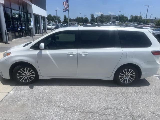 2019 Toyota Sienna Vehicle Photo in Lees Summit, MO 64086