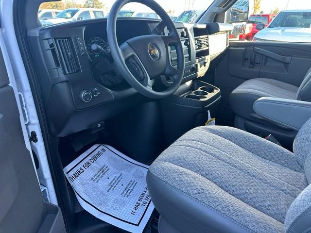 2024 Chevrolet Express Cutaway 3500 Vehicle Photo in COLUMBIA, MO 65203-3903