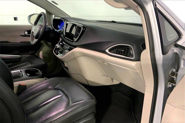 2022 Chrysler Pacifica Vehicle Photo in KANSAS CITY, MO 64114-4502