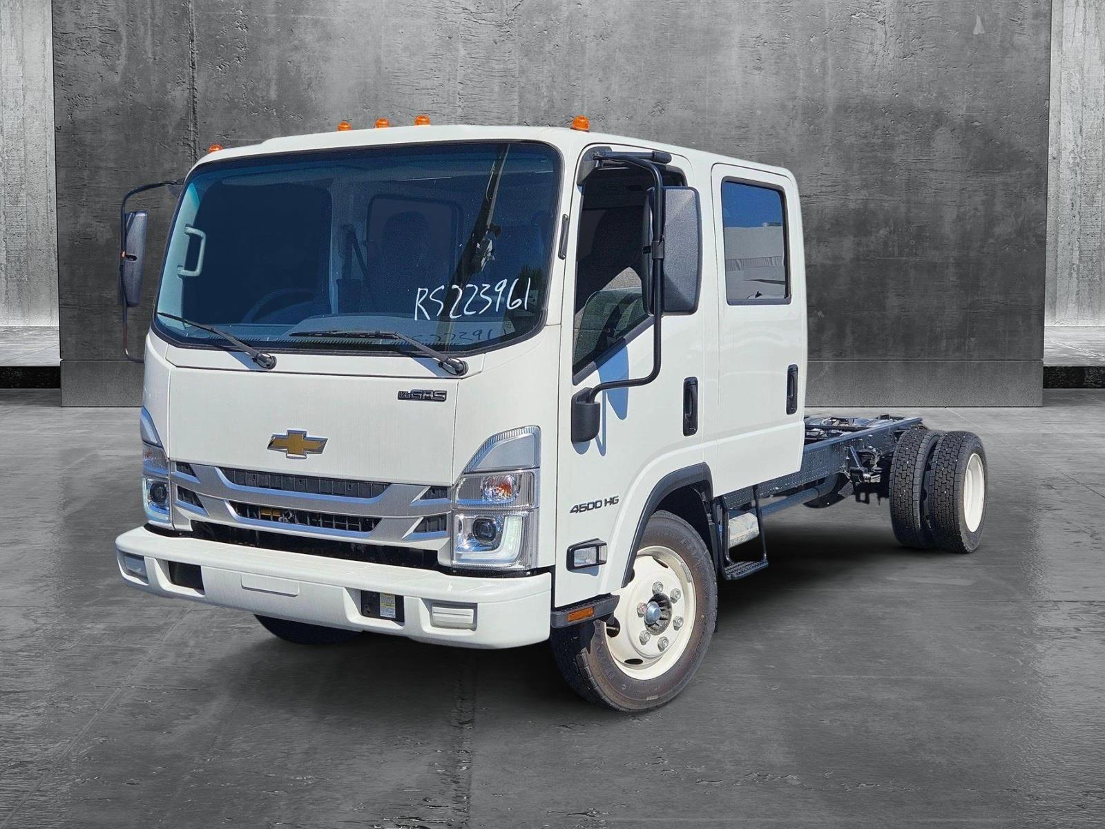 2024 Chevrolet Low Cab Forward 4500 Vehicle Photo in GREENACRES, FL 33463-3207