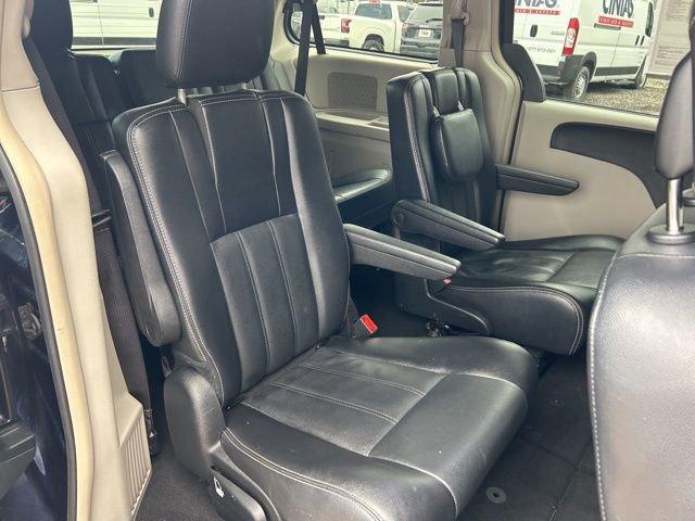 2015 Chrysler Town & Country Vehicle Photo in MEDINA, OH 44256-9631