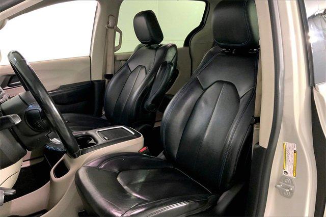 2021 Chrysler Pacifica Vehicle Photo in KANSAS CITY, MO 64114-4502