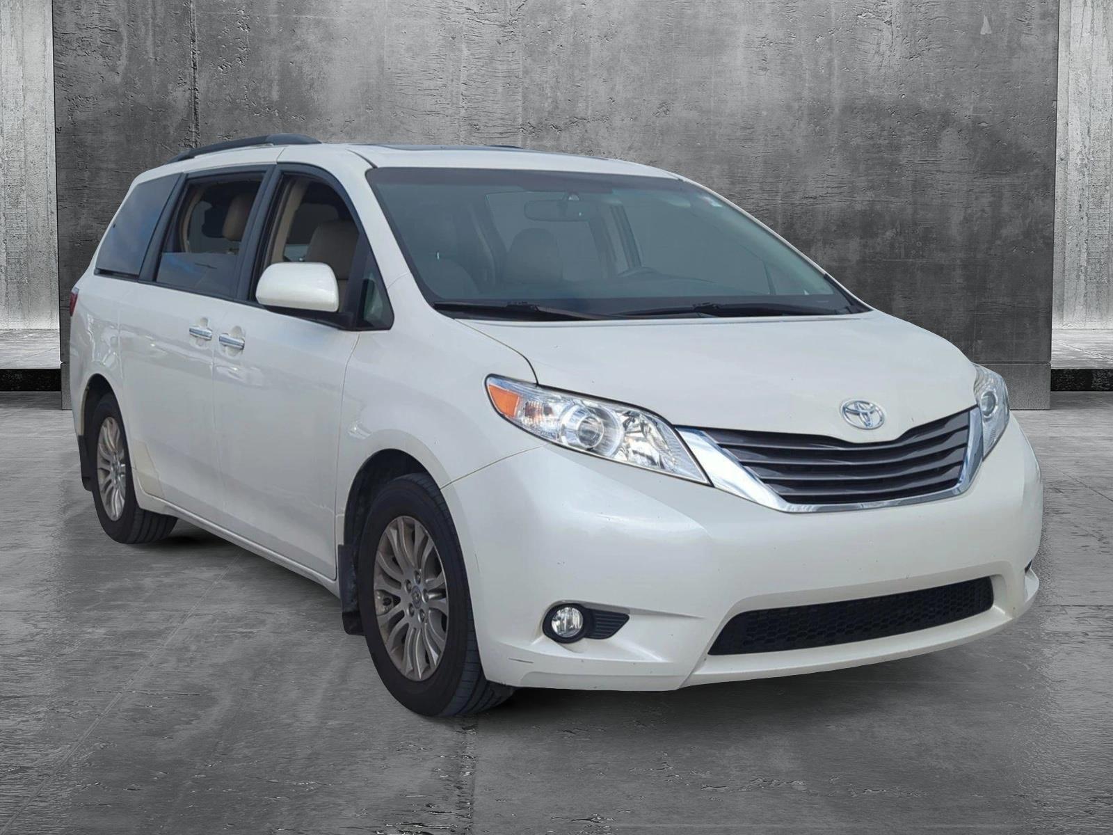 2017 Toyota Sienna Vehicle Photo in Ft. Myers, FL 33907