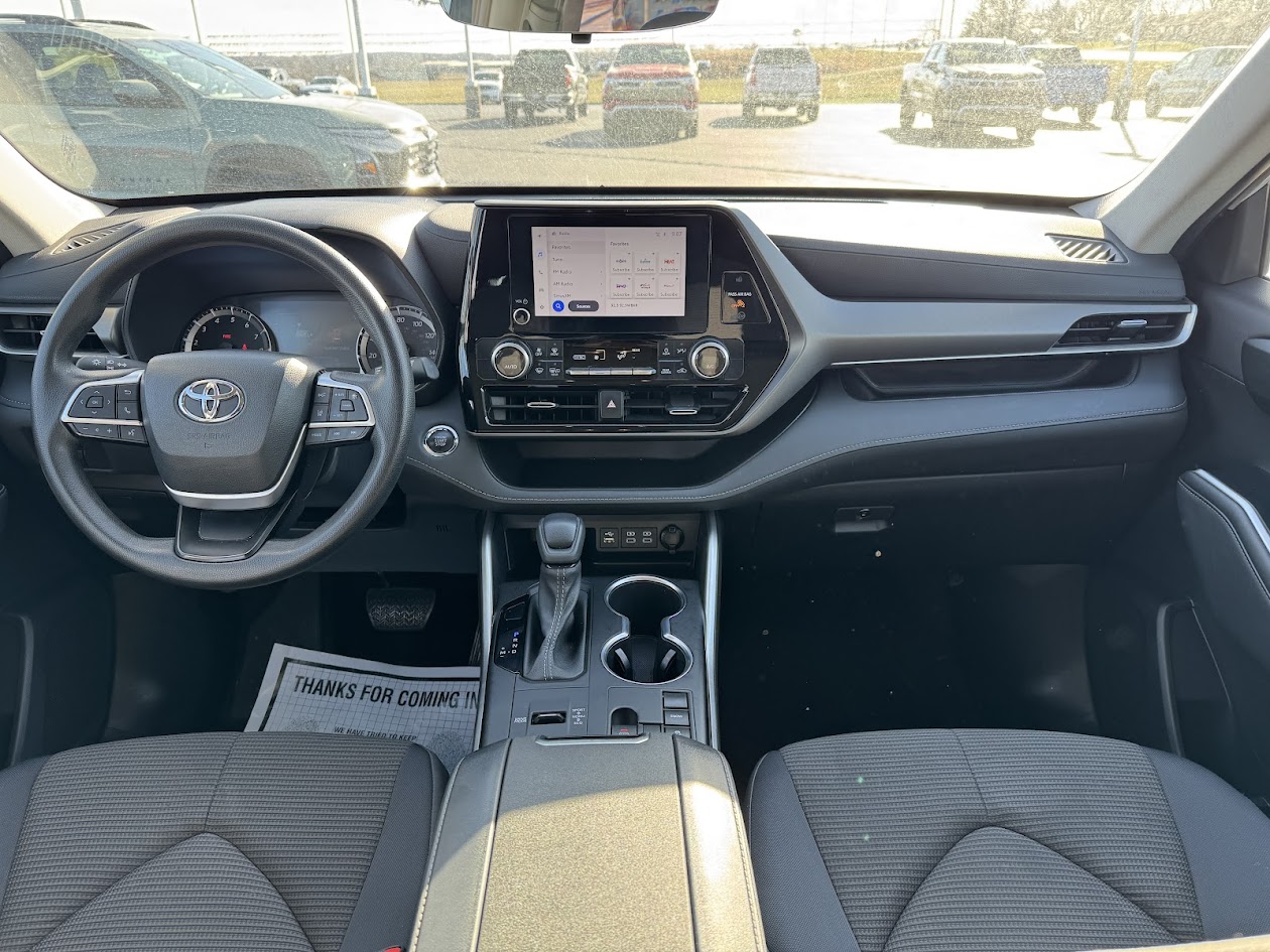 2023 Toyota Highlander Vehicle Photo in BOONVILLE, IN 47601-9633